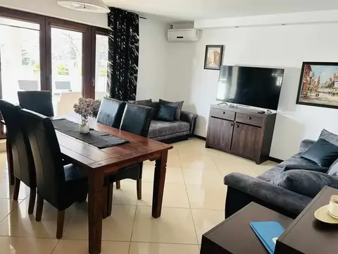 Salon z jadalnią, kanapą i klimatyzacją — Apartament 1, Zatoka Cydrowa w Stegnie