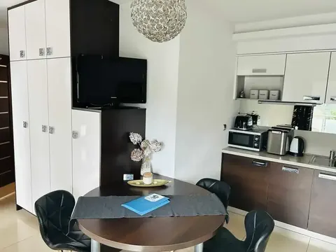 Aneks kuchenny ze stołem jadalnym — Apartament 2, Zatoka Cydrowa w Stegnie