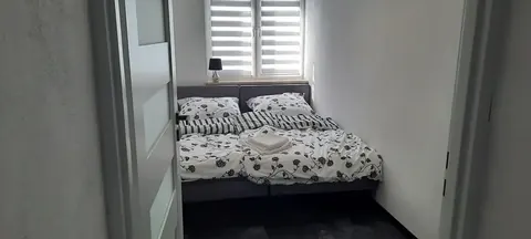 Sypialnia z podwójnym łóżkiem w czarno-białej aranżacji — Apartament letni 3, Zatoka Cydrowa w Stegnie