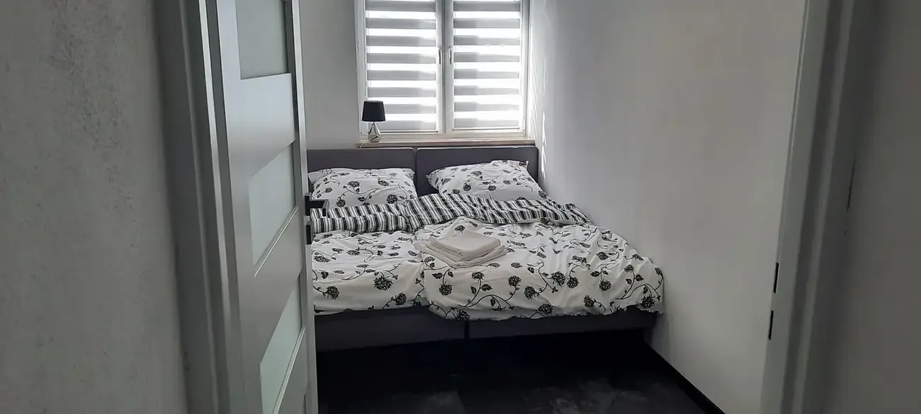 Sypialnia z podwójnym łóżkiem w czarno-białej aranżacji — Apartament letni 3, Zatoka Cydrowa w Stegnie